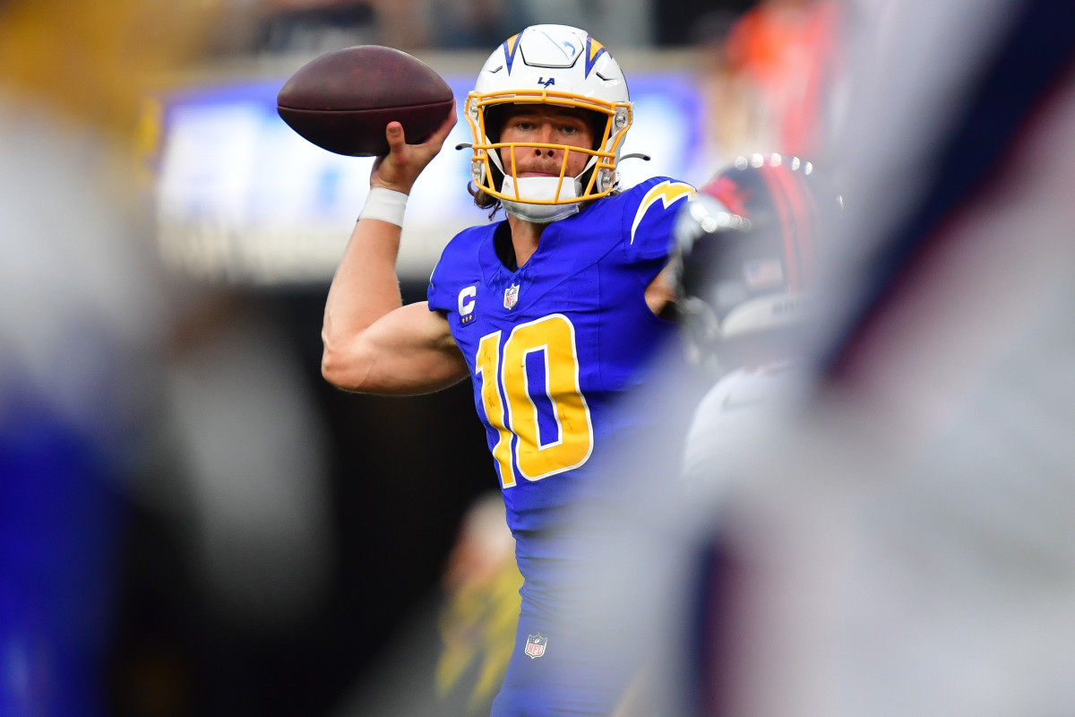 Oregon Ducks quarterback Justin Herbert throws a pass against the Denver Broncos.